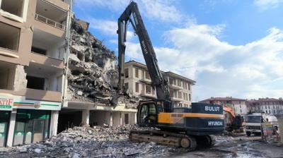 Malatya'da hasarl� binalar�n y�k�m� devam ediyor