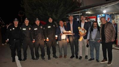 Vatandaşlardan polise sürpriz anons: Kavga anonsuna gelen polisler meşalelerle karşılandı