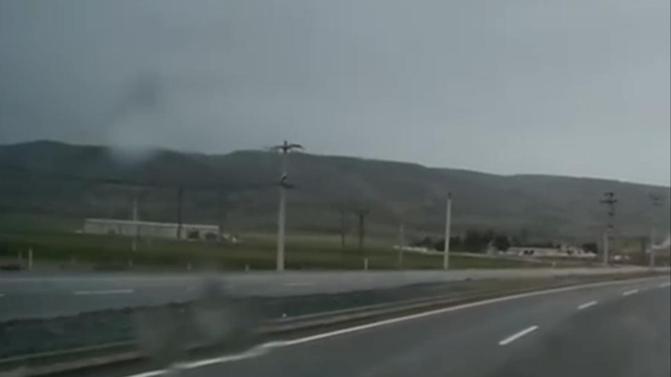 Ters yöne giren kamyonetin tehlikeli yolculuğu kamerada