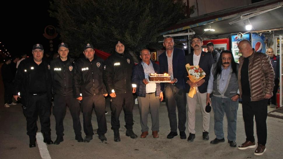 Vatandaşlardan polise sürpriz anons: Kavga anonsuna gelen polisler meşalelerle karşılandı