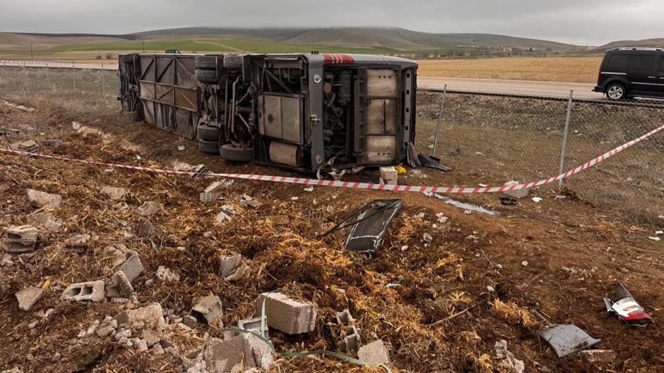 Aksaray'da tur otobüsü devrildi: Çok sayıda yaralı var