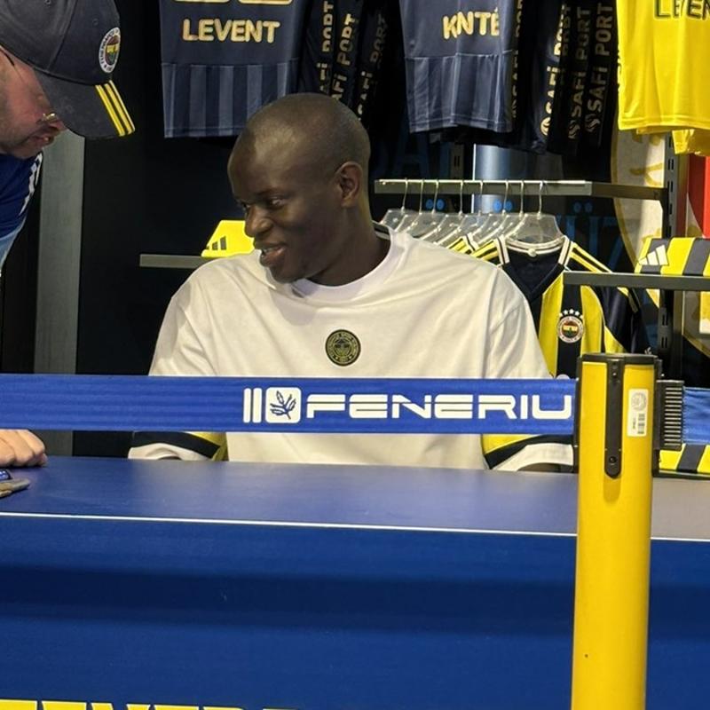 Fenerbah�e'de N'Golo Kante ve Levent Mercan, taraftarlarla bulu�tu
