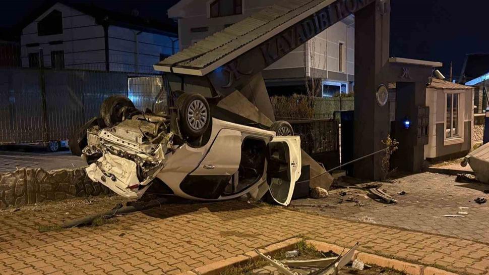 Kayseri'de ilginç kaza: Takla atan otomobil sitenin girişini yıktı