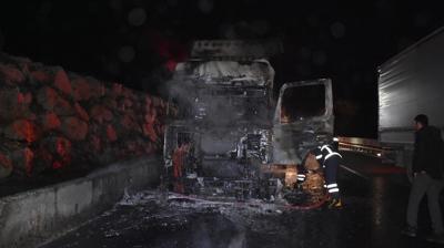 Bilecik'te korkutan yang�n... Seyir halindeki t�r alevlere teslim oldu