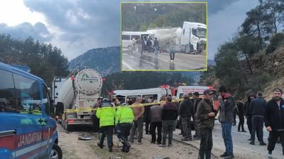 Burdur'da feci kaza: Minibüs ile beton mikseri çarpıştı