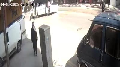 Tamir edecekti... Minib�s�n alt�nda kald�: O anlar kamerada