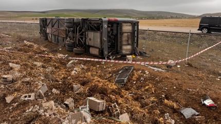 Aksaray'da tur otob�s� devrildi: �ok say�da yaral� var