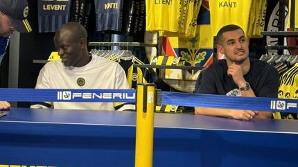Fenerbah�e'de N'Golo Kante ve Levent Mercan, taraftarlarla bulu�tu