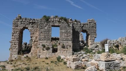 T�rkiye'de bulunuyor: B�y�k �skender'in a�amad��� surlar aya�a kalkt�