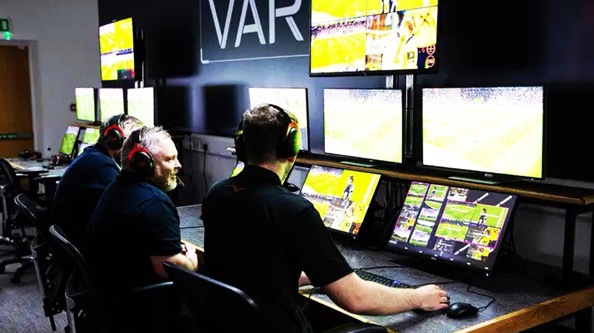 Sarper Bar�� Saka VAR hakemi G�ztepe Galatasaray ma�� foto�raflar� resimleri