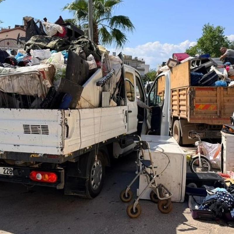 Bu evden ��p eksilmiyor! 16 kamyon ��kar�lm��t�; 4 kamyon daha doldu