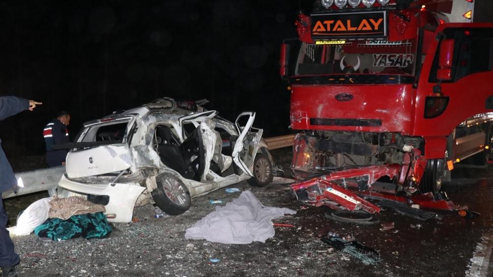 Burdur'da otomobil ile kamyon çarpıştı: 1 kişi hayatını kaybetti