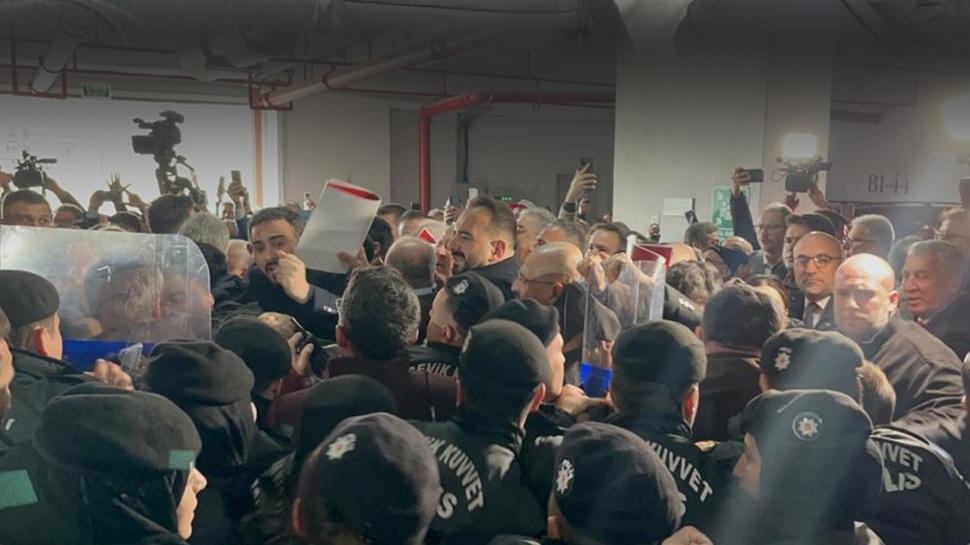 CHP'den Bursa'da vandall�k! Bariyerleri a��p camlar� indirdiler