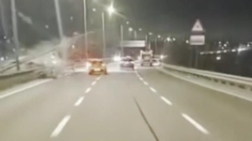 Kopan bariyer minibüse böyle çarptı