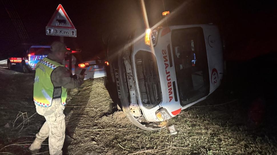 Muş'ta bir günlük bebeği taşıyan ambulans devrildi: Anne ağır yaralı