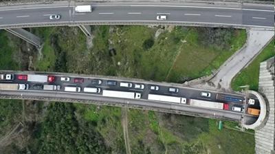 Bolu Da��'nda zincirleme kaza! 5 ara� birbirine girdi, yol kapand�