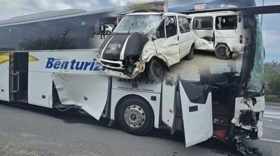 Yolcu otobüsü ile minibüs çarpıştı! Ölü ve yaralılar var