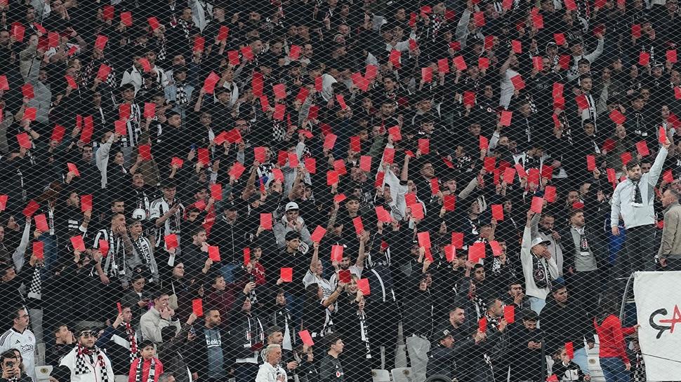 Kırmızı kart protestosu! Beşiktaş tribünlerinden derbi tepkisi