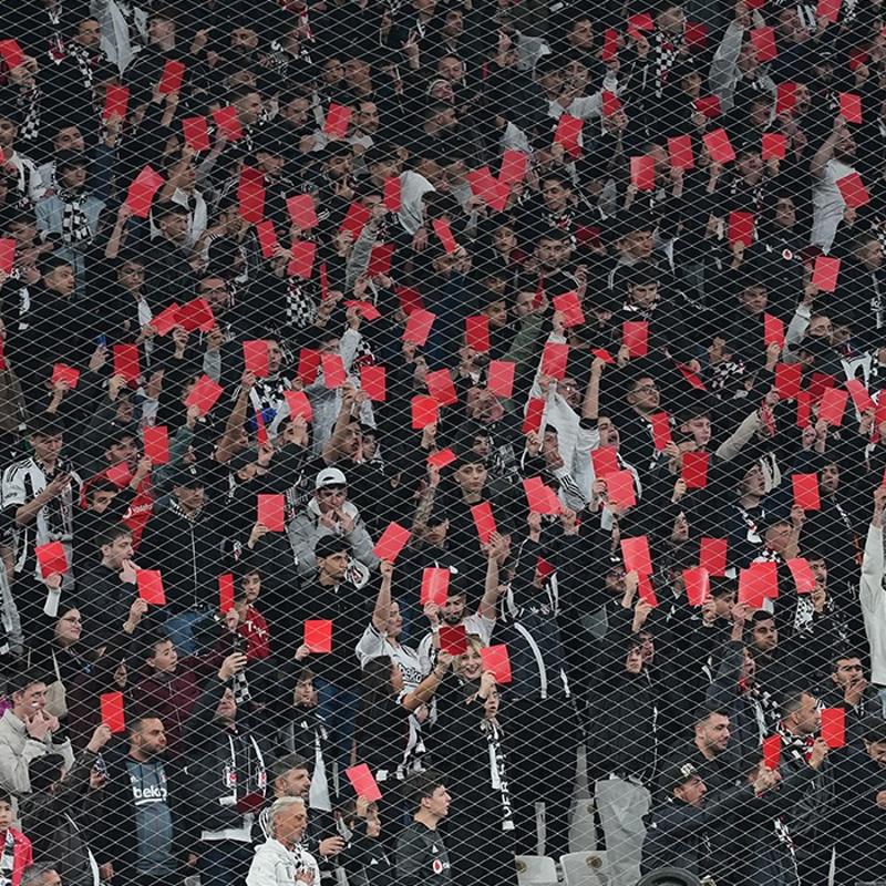 K�rm�z� kart protestosu! Be�ikta� trib�nlerinden derbi tepkisi