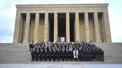 Emniyet te�kilat� An�tkabir'i ziyaret etti