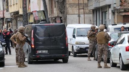 Film gibi operasyon! 3 ki�iyi rehin alm��t�, firari b�yle yakaland�