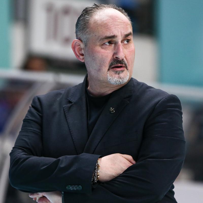 Trabzonspor Ba�antren�r� Sel�uk Ernak: Ligi ilk d�rtte bitirmeye �al��aca��z