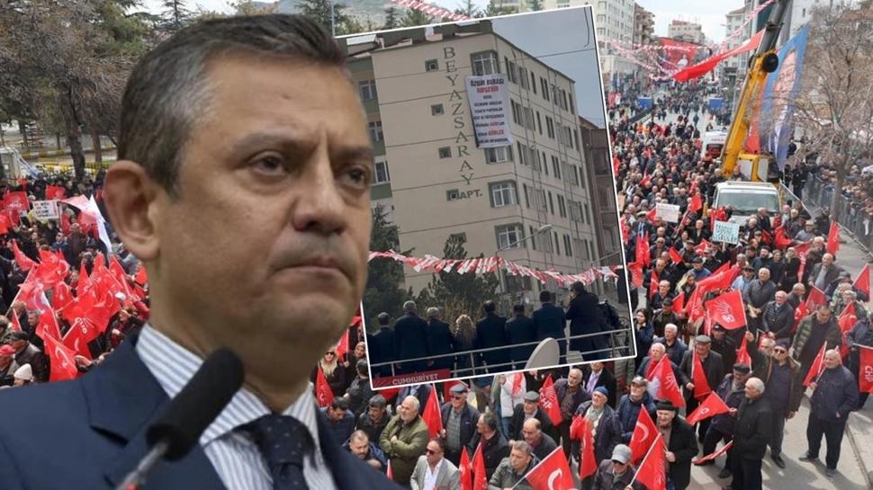 CHP mitinginde so�uk du�! �zel'in keyfini ka��ran pankart: Dikkat �eken �zkan Yal�m detay�