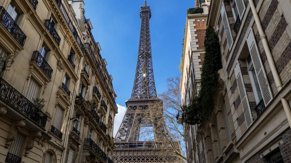 Eyfel Kulesi'nde cesaret testi! 60 metrede 'bo�lukta y�r�y��' ba�lad�...