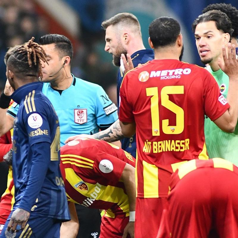 Fenerbah�e'de ma� sonu hakem tepkisi! 'Tek derdimiz adalet'