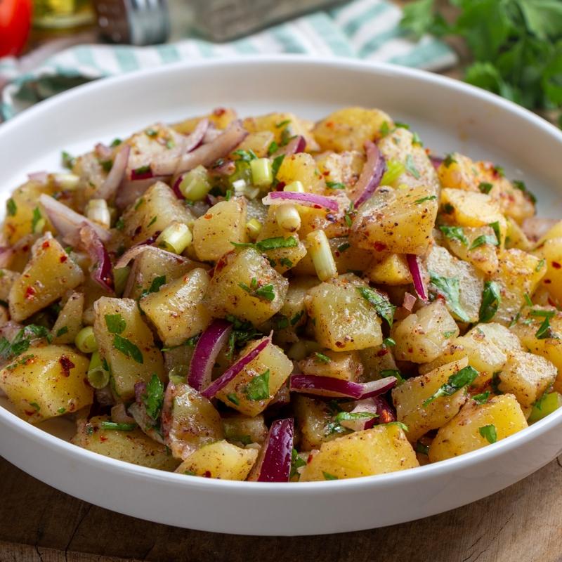 �kindi �ay�n�n yan�na bu lezzet! Patates salatas� tarifi