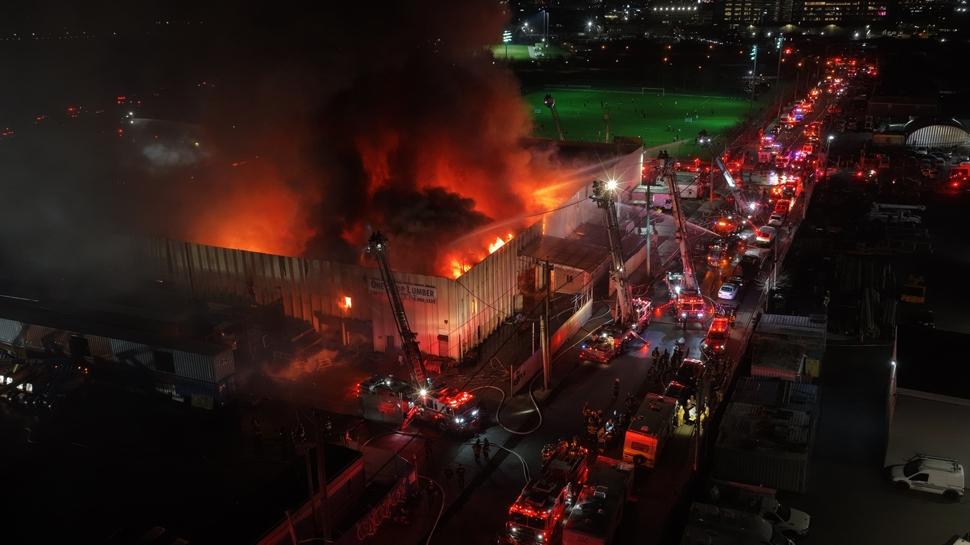 New York'ta yangın felaketi! Alevler binayı tamamen sardı