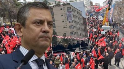 CHP mitinginde soğuk duş! Özel'in keyfini kaçıran pankart: Dikkat çeken Özkan Yalım detayı