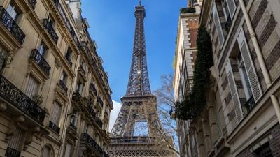 Eyfel Kulesi'nde cesaret testi! 60 metrede 'bo�lukta y�r�y��' ba�lad�...