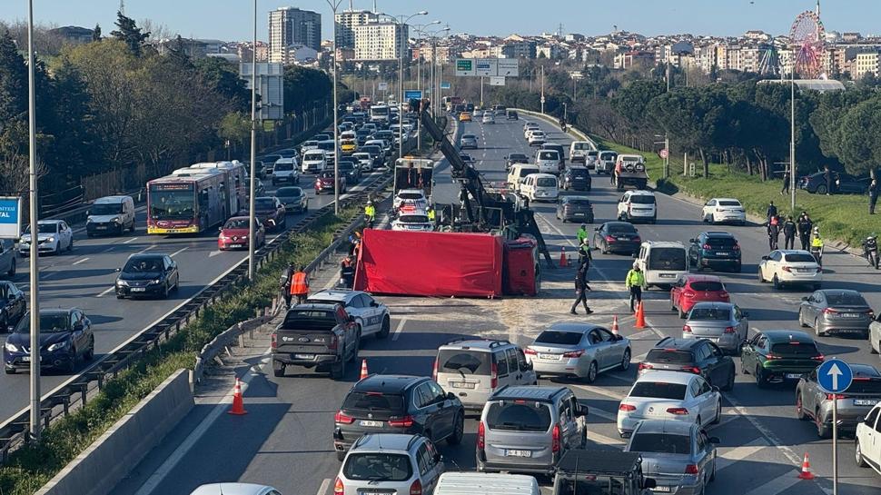 Bayrampaşa'da kamyonet ile otomobil kafa kafaya çarpıştı: 1'i çocuk 7 yaralı