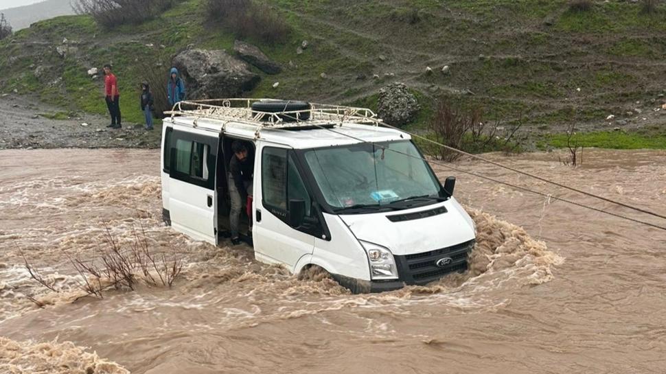 Dere taştı, minibüs mahsur kaldı: Hasta kadından acı haber geldi