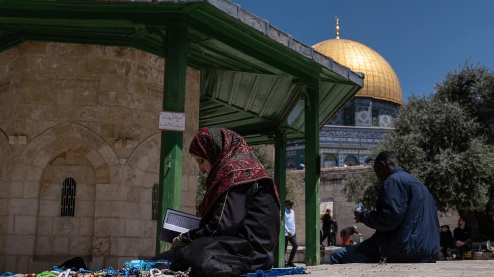 İşgalci İsrail Mescid-i Aksa'nın avlusunda 3 kişiyi gözaltına aldı