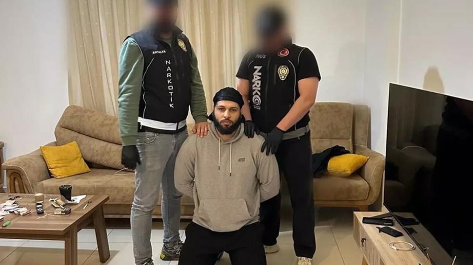 K�rm�z� b�ltenle aran�yordu! Firari su�lu Antalya'da yakaland�