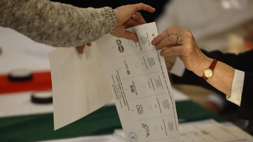 Macaristan'da vatandaş sandık başında: 16 yıllık Orban yönetimine zorlu sınav
