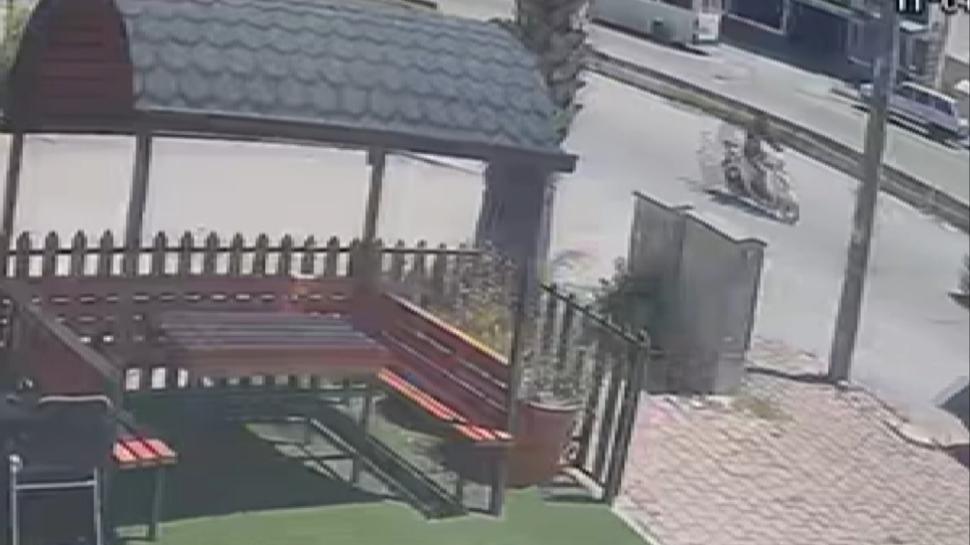 Motosiklet ile otomobil kafa kafaya çarpıştı: O anlar kamerada