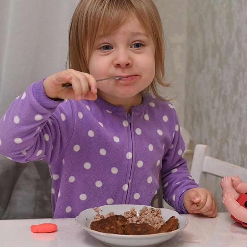 Reklamlar�na kanmay�n, kahvalt�dan o �r�n� hemen kald�r�n! Me�er �ocuklarda ba��ml�l�k yap�yormu�