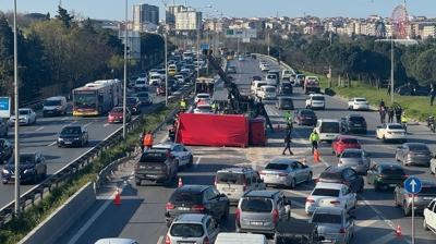 Bayrampaşa'da kamyonet ile otomobil kafa kafaya çarpıştı: 1'i çocuk 7 yaralı