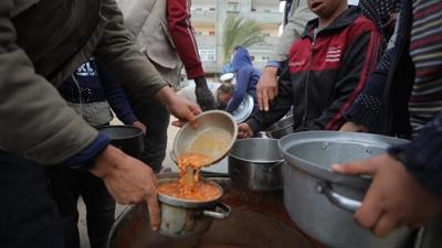 Katil �srail'den Gazze'de g�da k�s�tlamas�