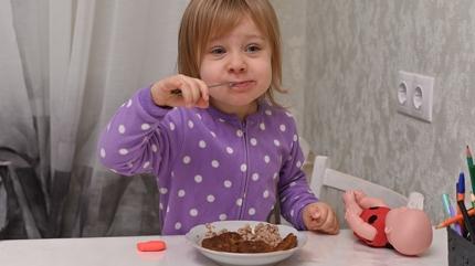 Reklamlar�na kanmay�n, kahvalt�dan o �r�n� hemen kald�r�n! Me�er �ocuklarda ba��ml�l�k yap�yormu�