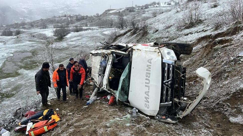 Hasta taşıyan ambulansta facia! Uçuruma yuvarlandı: 1 ölü, 4 yaralı