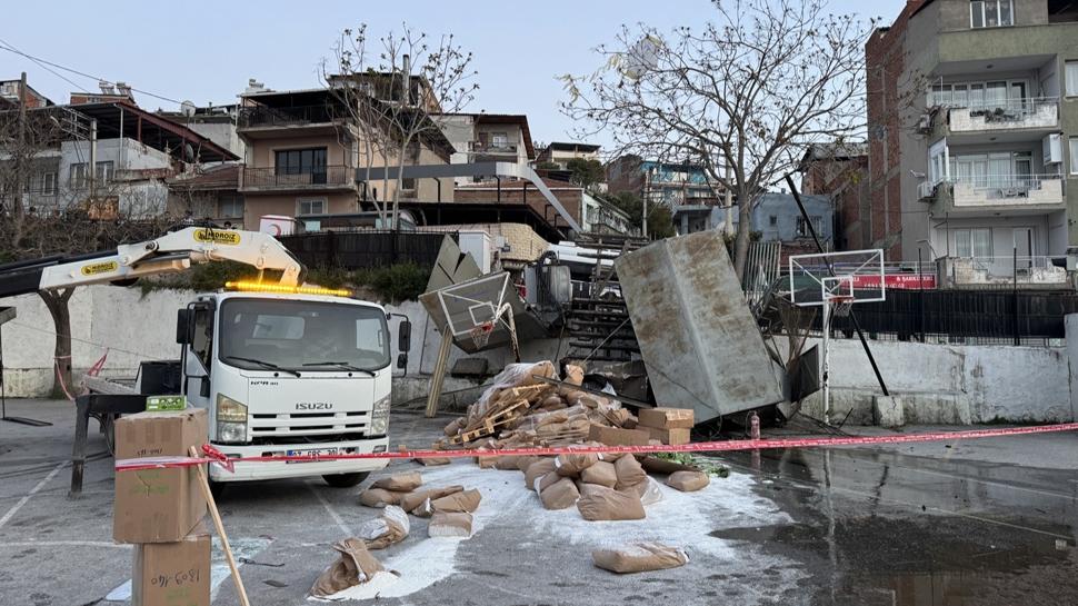 Kontrolden çıkan kamyon okul bahçesine devrildi: 1 kişi yaralandı