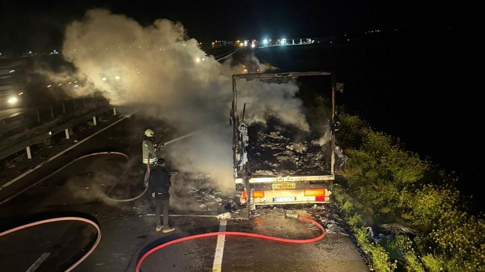 Seyir halindeki tırın dorsesinde yangına ekipler müdahale etti