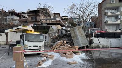 Kontrolden çıkan kamyon okul bahçesine devrildi: 1 kişi yaralandı