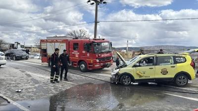 Sivas'ta taksi ile otomobil çarpıştı: 4'ü futbolcu 6 yaralı