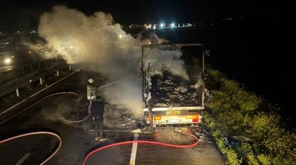 Seyir halindeki t�r�n dorsesinde yang�na ekipler m�dahale etti