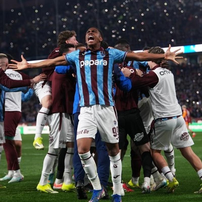 Bir y�lda dipten zirveye: Trabzonspor �ampiyonluk hesaplar� yap�yor